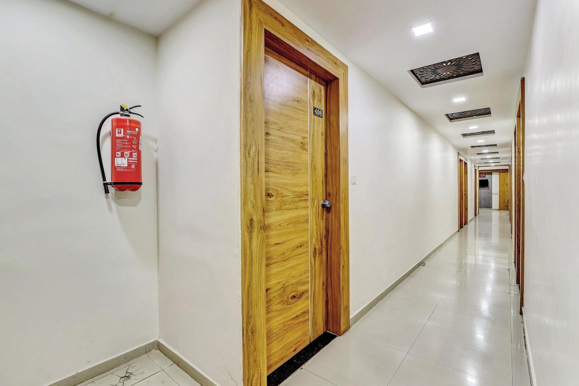Capital O Maple View Hotel Naroda Exterior photo