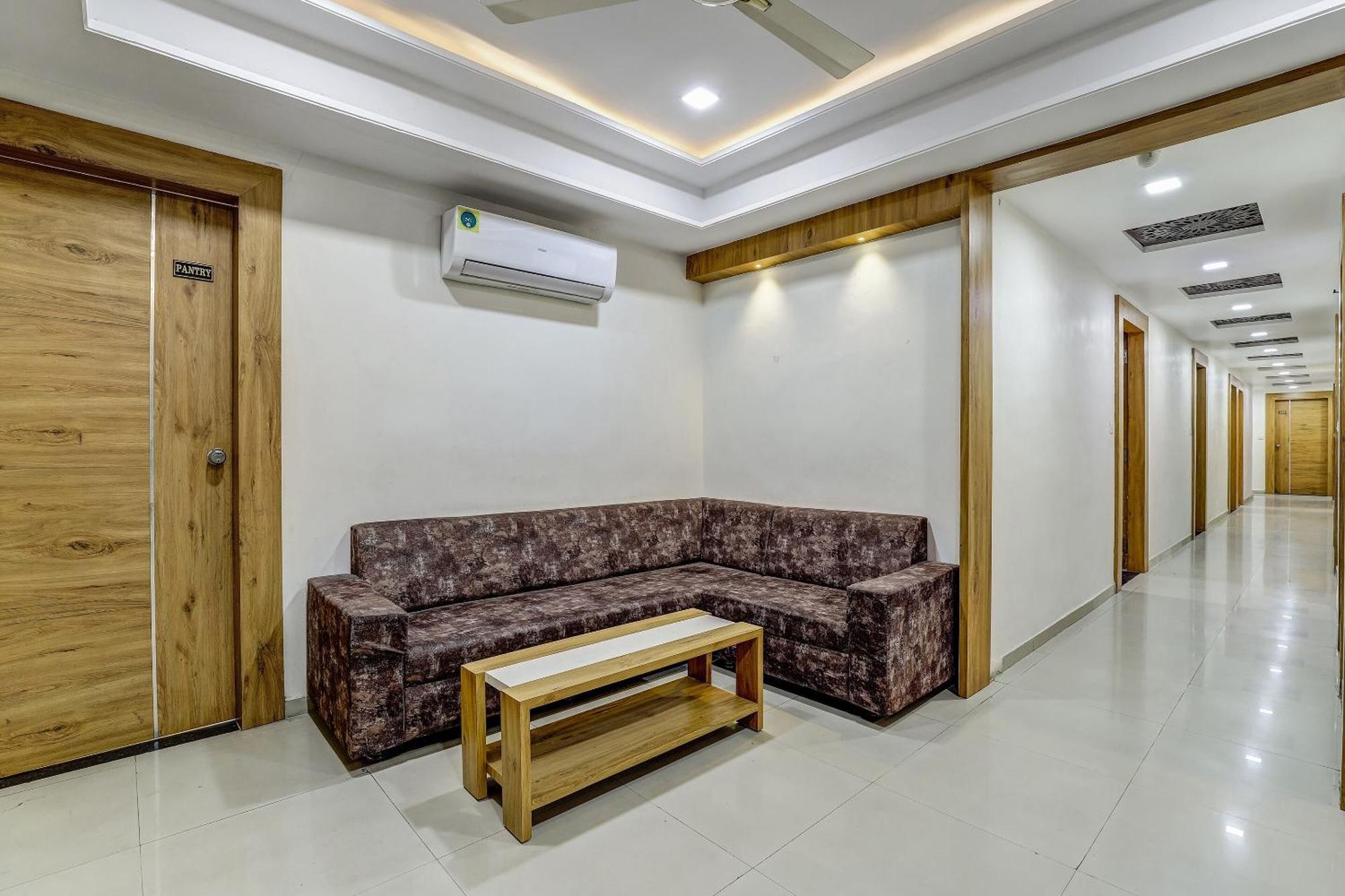 Capital O Maple View Hotel Naroda Exterior photo